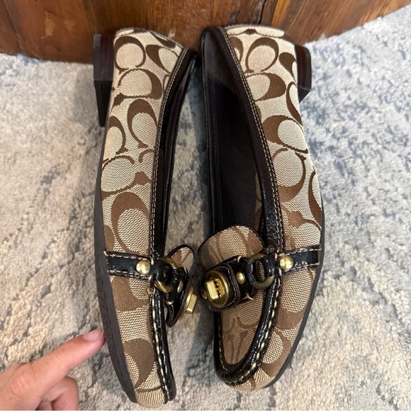 Women COACH KATRIN Signature “C” Logo Slip On Loafers A2439 Turn lock size 7.5 - Picture 6 of 10
